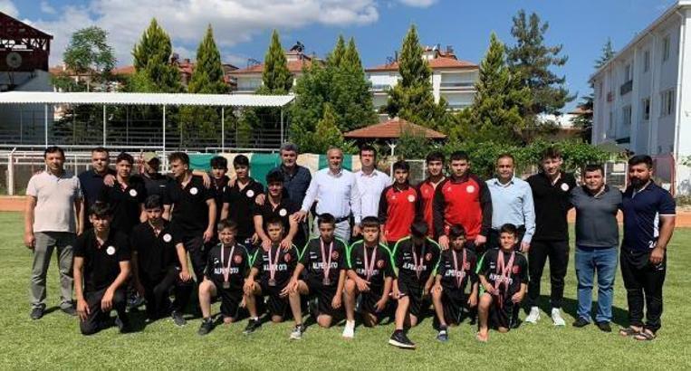 Gürhan, genç güreşçileri tebrik etti
