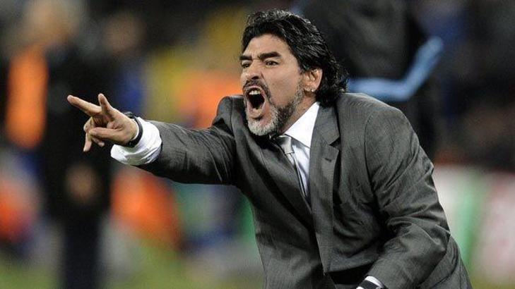 Diego Maradona tribünü bastı