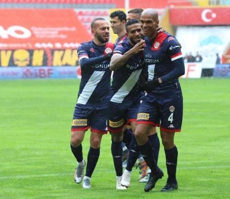 Antalyaspor deplasmanda galibiyeti hatırladı