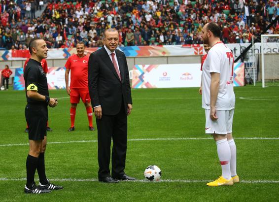 Erdoğan Şöhretler Karması maçını başlattı!