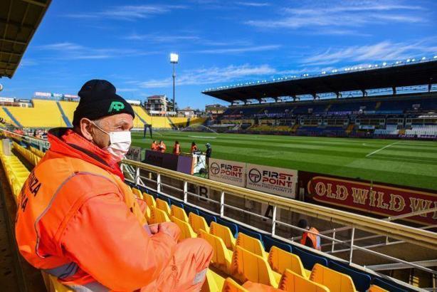 Futbol'da hangi ligler ertelendi? Corona Virüs'e hangi sporcular yakalandı?