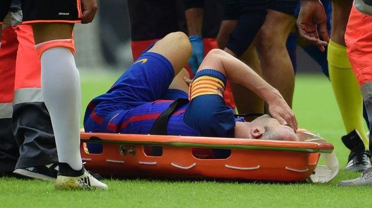 Iniesta sahayı gözyaşları içinde sedyeyle terketti