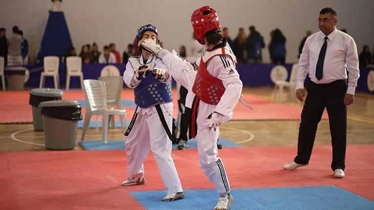 Bayraklı'da taekwondo şampiyonası