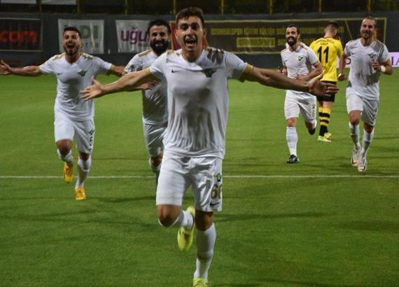 Akhisarspor, İstanbul'da kazandı, potaya girdi