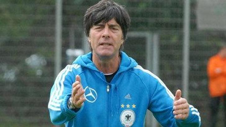 Almanya, Löw'ü bırakmıyor