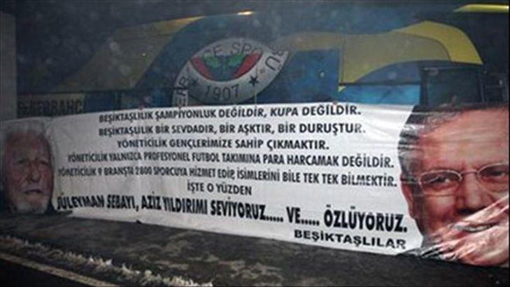 Beşiktaşlılardan sürpriz pankart