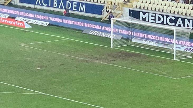 Yeni Malatyaspor - Trabzonspor maçında eleştirilen o zemin dikkat çekti