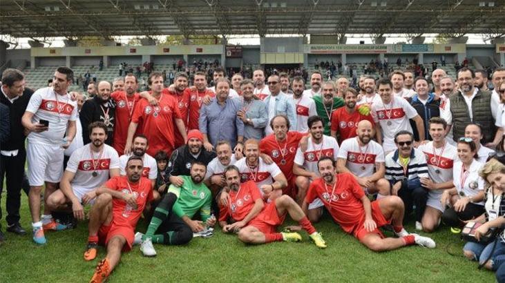 Ünlüler ile eski futbolcular, lösemili çocuklar için sahada