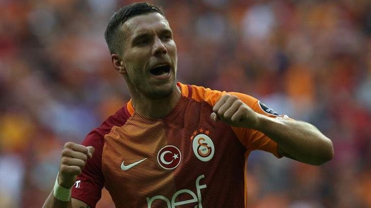 Lukas Podolski maç saatine tepki gösterdi