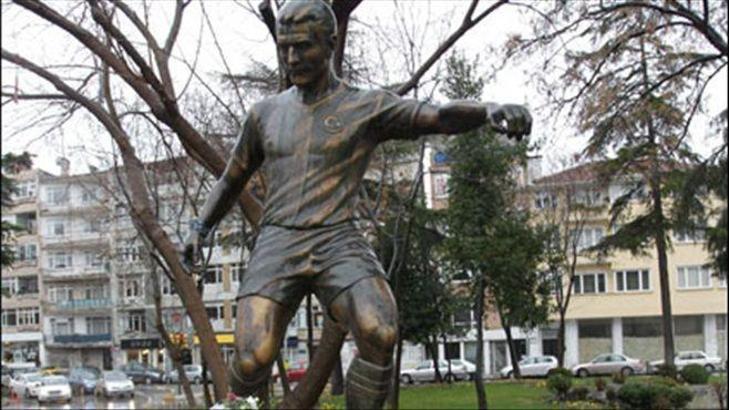 Lefter Heykeli'nde hüzün çiçekleri