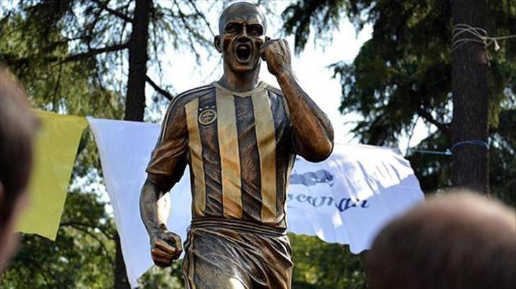 Alex de Souza heykeline araba çarptı