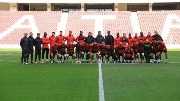 Atakaş Hatayspor kafilesi yeni stadı gezdi