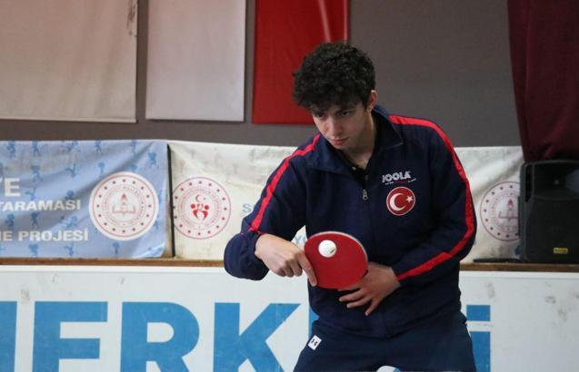 Talha Yiğenler, olimpiyat vizesi alabilmek için raket sallıyor