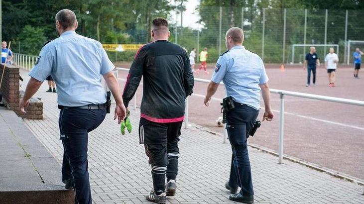 Almanya'da 43 gol yiyen kaleciyi polis alıp götürdü