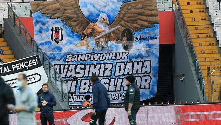 Beşiktaşlı taraftarlardan anlamlı pankart