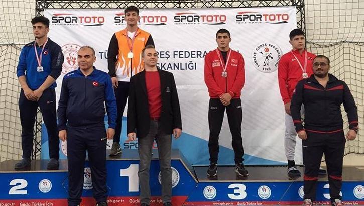 Sivaslı güreşçiler 3 madalya kazandı