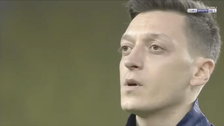 Mesut Özil'in İstiklal Marşı'nı okuması Almanya'da gündem oldu!