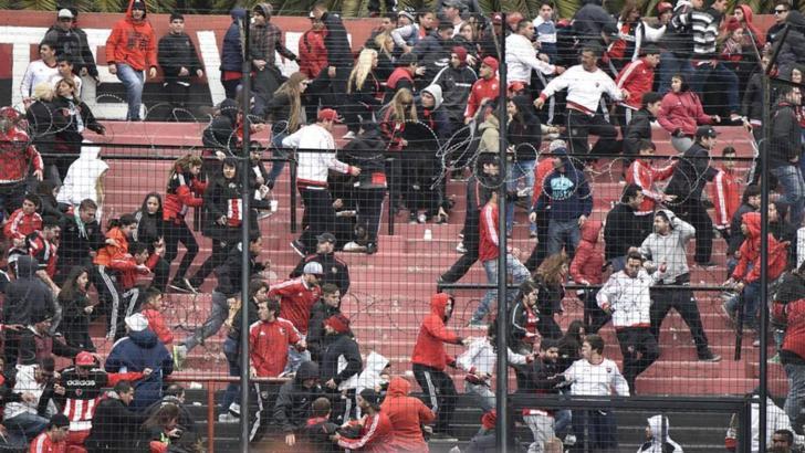 Newell's Old Boys taraftar grubu antrenmanı bastı!