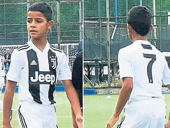Ronaldo'nun oğlu şimdiden büyülüyor
