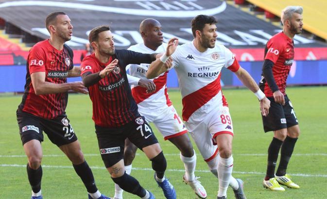 Antalyaspor kaybetmiyor! Yenilmezlik 10, beraberlik 4 maç!