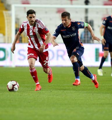 Başakşehir'de Emre Belözoğlu belirsizliği