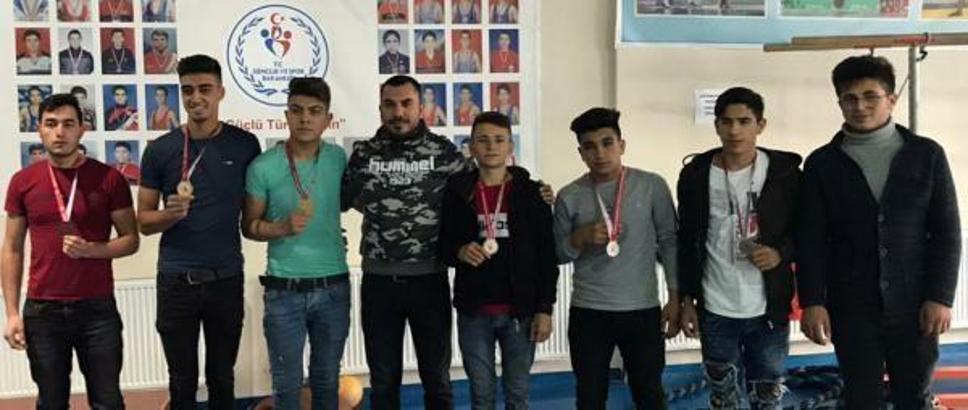 Çaylı güreşçilerden 6 madalya