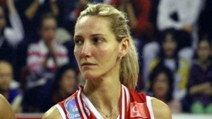 Arzu Göllü fileye veda ediyor