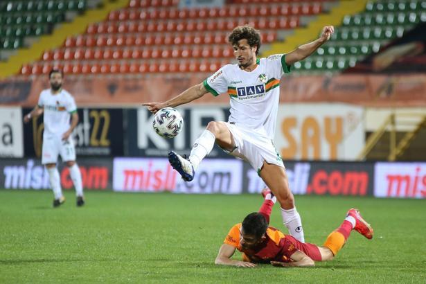 Salih Uçan, Galatasaray kalesinde direğe takıldı