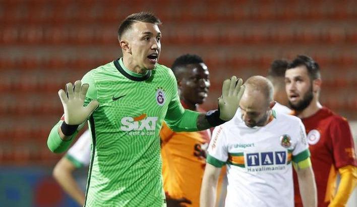 Efecan Karaca: Muslera'yı geçemedik, ahtapot gibiydi