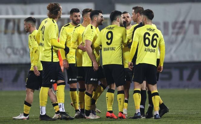Son dakika: İstanbulspor'dan açıklama: Turgut Doman kural hatası yaptı