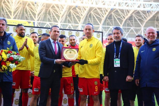 Umut Bulut'a 504. maçının anısına plaket verildi