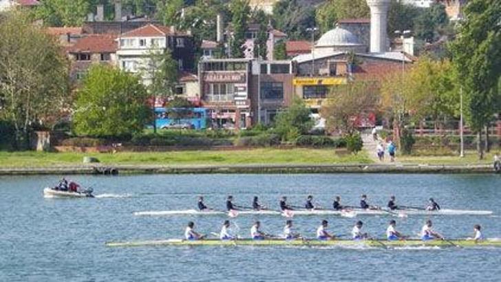 Kürekler asırlık yarış için Haliç'te...