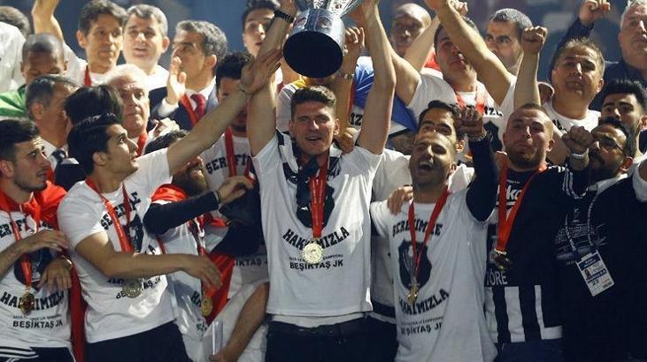 Beşiktaşlı futbolcular, Gomez'in maaşına şaşırdı!