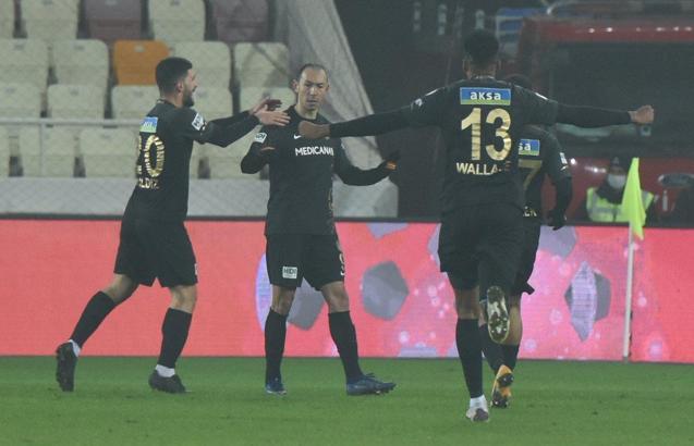 Umut Bulut'un kariyeri... Süper Lig tarihine geçmeye hazırlanıyor