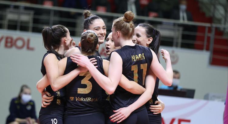 VakıfBank, Fenerbahçe Opet'e set vermedi ve sezonu lider bitirmeyi garantiledi