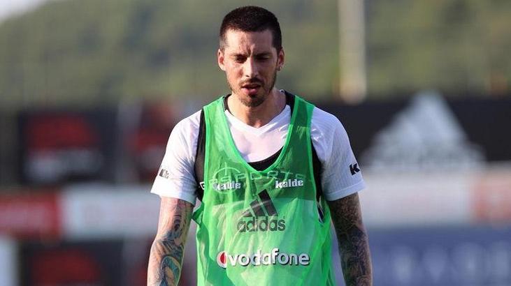 Jose Sosa ve Atiba Beşiktaş'ta kaldı
