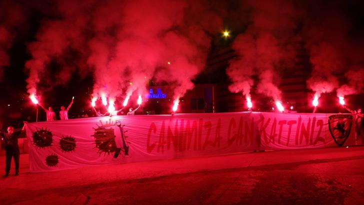 Samsunsporlu taraftarlardan sağlıkçılara destek