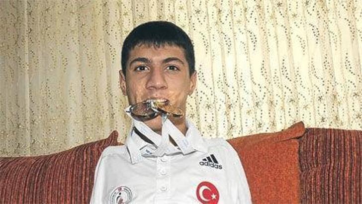 Kolları olmayan şampiyon yüzücü