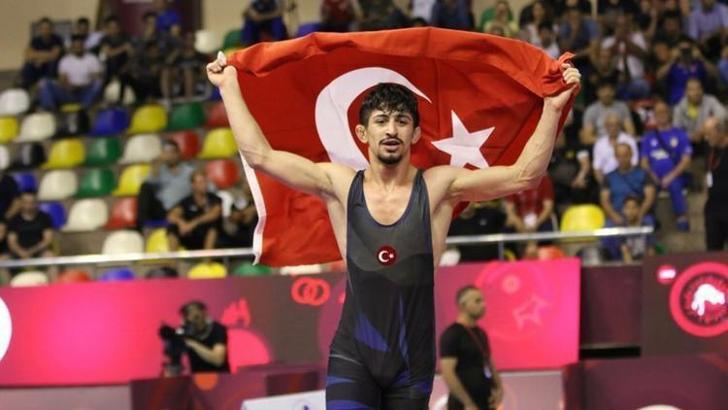 Milli güreşçi Kerem Kamal'a büyük onur