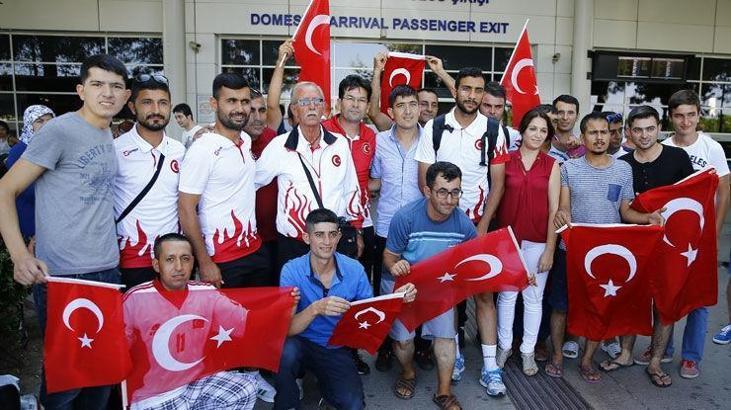 Şampiyon sporcular Antalya'da coşkuyla karşılandı