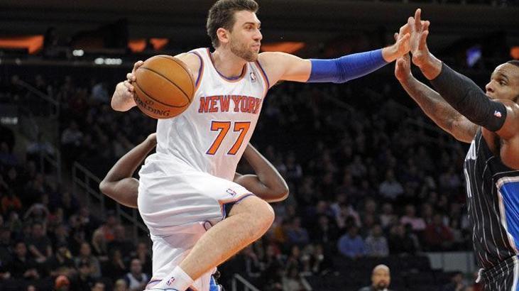 Vesely gidiyor, Bargnani geliyor!