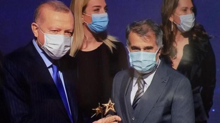 Cumhurbaşkanı Erdoğan'dan Şenol Güneş'e plaket