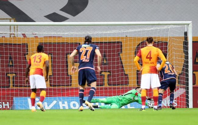 Fernando Muslera, penaltıda Giuliano'ya geçit vermedi