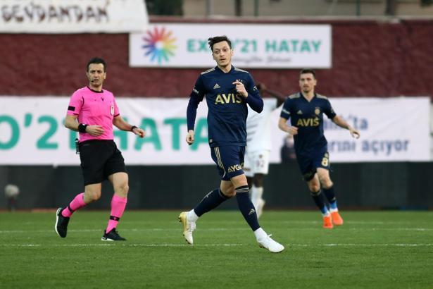 Fenerbahçe haberi: Mesut Özil'den Altay Bayındır'a özel tebrik!