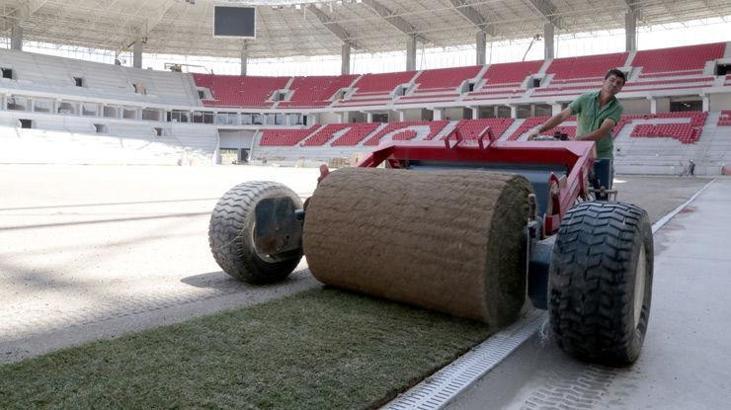 Eskişehir'in yeni stadında çimler seriliyor