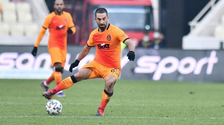 Arda Turan 10 numaraya geçiyor