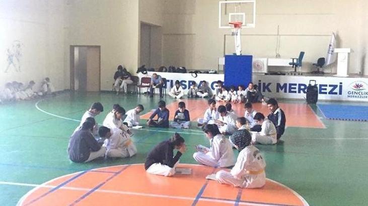 Vanlı tekvandocular önce kitap okuyor sonra antrenman yapıyor
