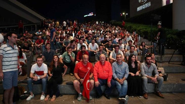 Türkiye - İspanya maçının heyecanı Zorlu PSM Amfi'de yaşandı