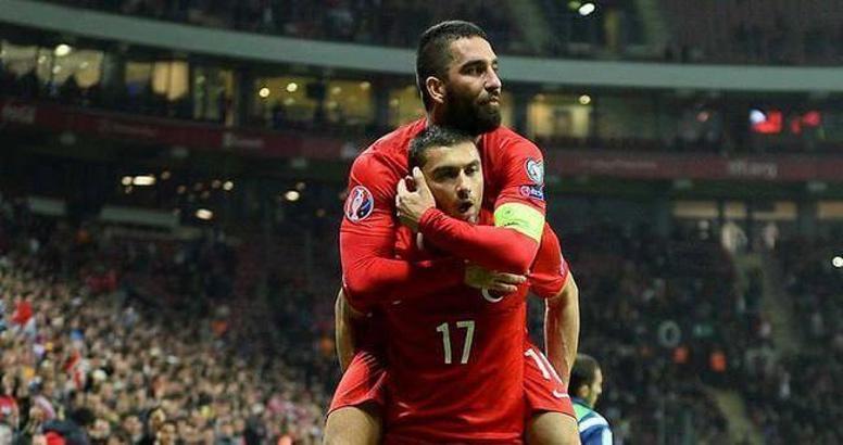 Burak Yılmaz ve Arda Turan'a Fenerbahçe'den jest!