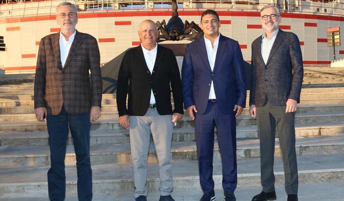 Antalyaspor'dan Fikret Öztürk ve Ali Şafak Öztürk'e veda töreni